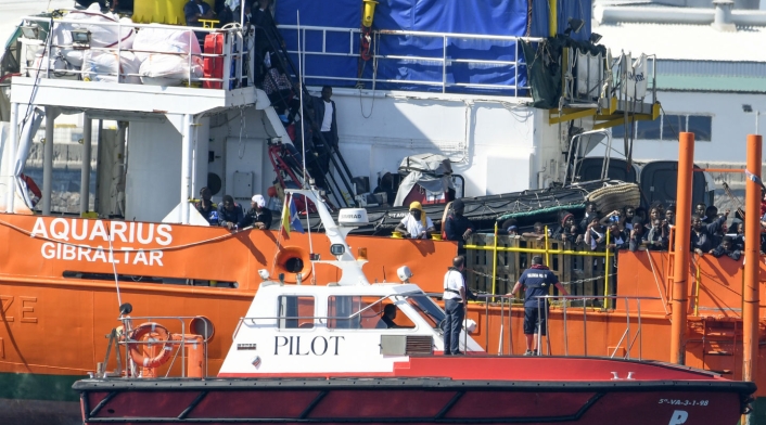 Barco cargado de inmigrantes Barco cargado de inmigrantes