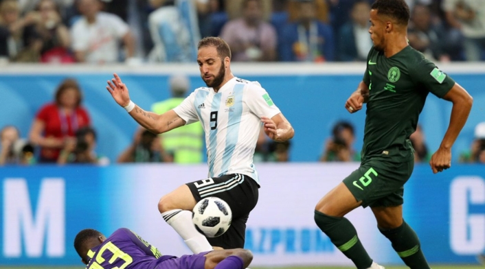 Gonzalo Higuaín peleando un balón ante Nigeria