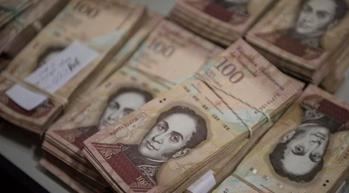 Billetes de 100 bolívares se exhiben en un mostrador de un negocio de repuestos en Los Teques, el 13 de diciembre de 2016
