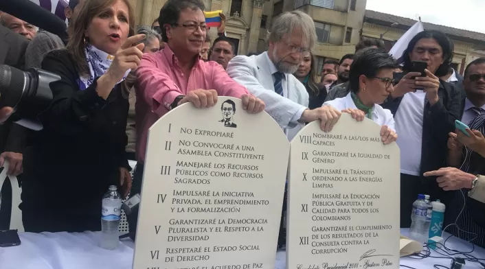 Gustavo Petro al sellar la alianza con Claudia López