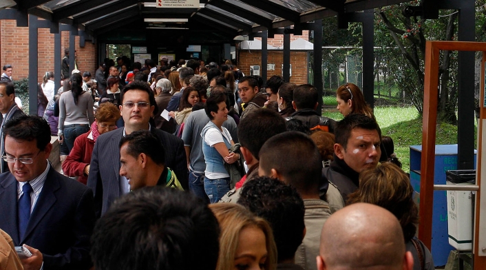 Colombianos haciendo fila en una dependencia del Gobierno en Bogotá