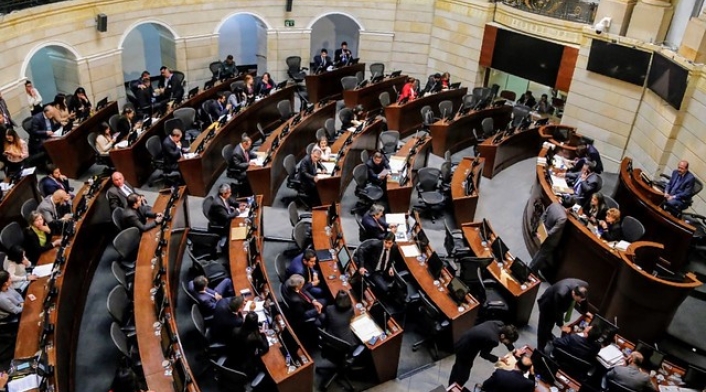 Las plenarias de Senado y Cámara aprobaron en último debate el proyecto de ley de sometimiento a las Bacrim Las plenarias de Senado y Cámara aprobaron en último debate el proyecto de ley de sometimiento a las Bacrim