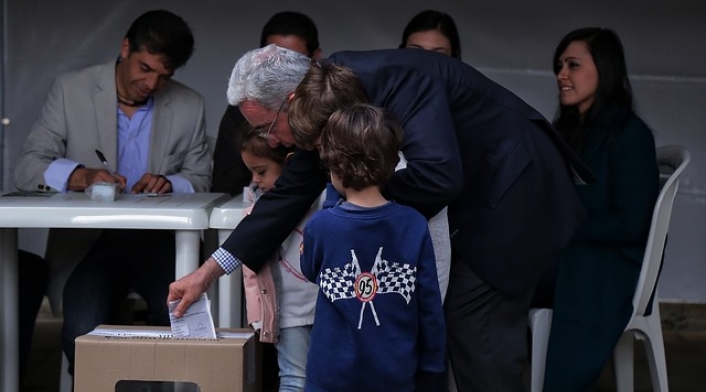 El expresidente Álvaro Uribe ejerció su derecho al voto acompañado de sus nietos
