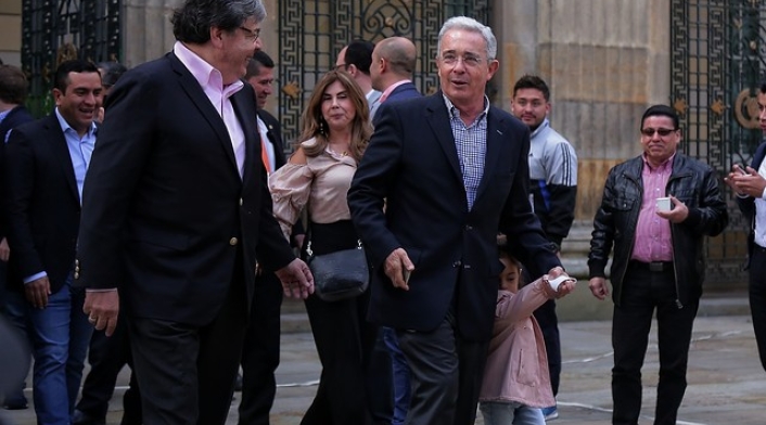 El expresidente Álvaro Uribe ejerció su derecho al voto acompañado de sus nietos