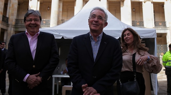 Álvaro Uribe ya votó