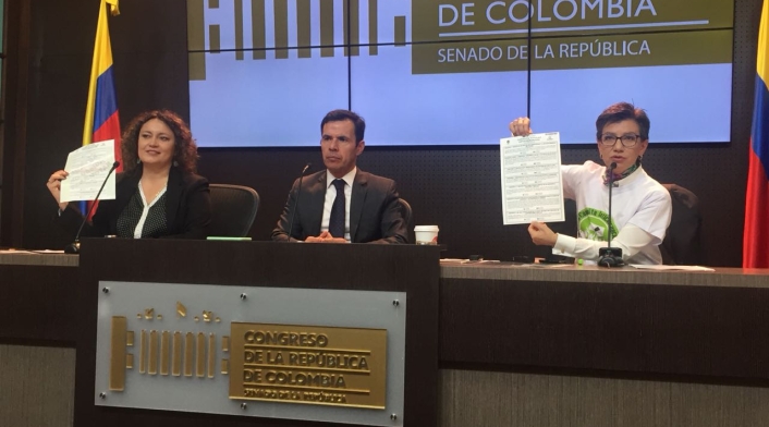El ministro del Interior, Guillermo Rivera (cen.), la senadora Claudia López (der.) y la representante Angélica Lozano (izq.), presentando la campaña anticorrupción.