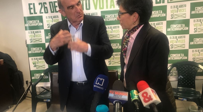 El excandidato Humberto de la Calle (izq.) se unió al lanzamiento de la consulta anticorrupción de la Coalición Colombia. A su lado, la senadora Claudia López.