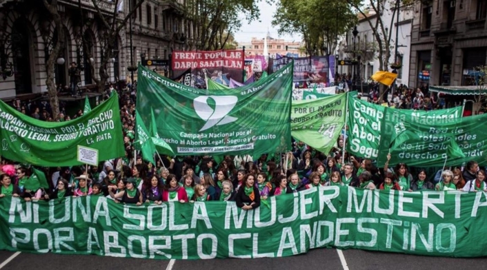 Miles de personas exigen legalizar el aborto en Argentina