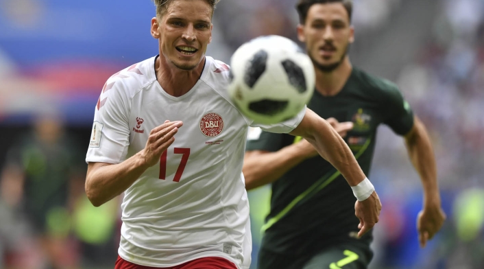 Jugadores de Dinamarca y Australia tras un balón en el partido Jugadores de Dinamarca y Australia tras un balón en el partido
