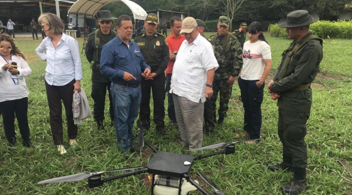 El Gobierno colombiano ensayó drones como una nueva estrategia en la erradicación de cultivos ilegales.