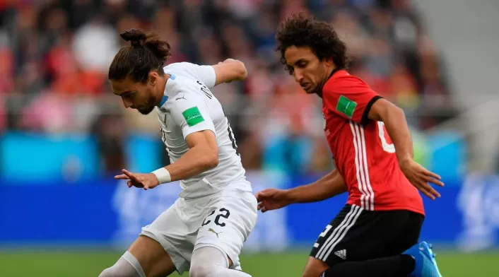 Martín Cáceres, de Uruguay, defendiendo el balón ante un jugador de Egipto Martín Cáceres, de Uruguay, defendiendo el balón ante un jugador de Egipto
