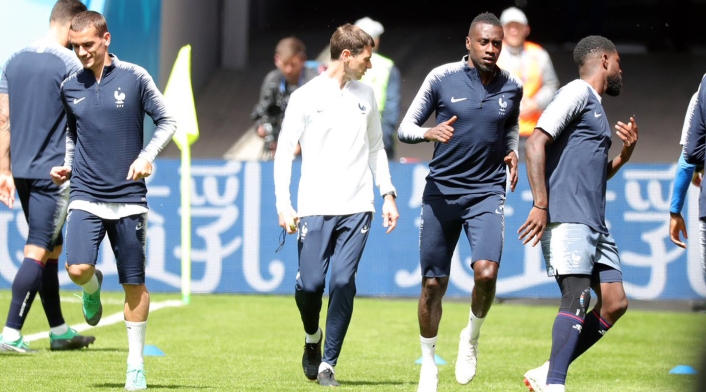 De izquierda a derecha (el tercero) Blaise Matuidi en un entrenamiento de Francia