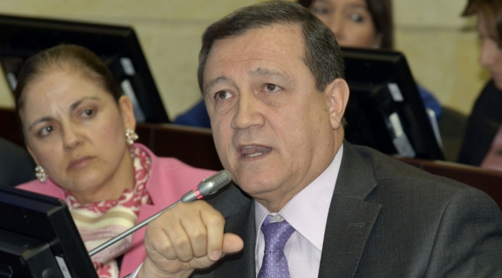 Ernesto Macías o María del Rosario Guerra