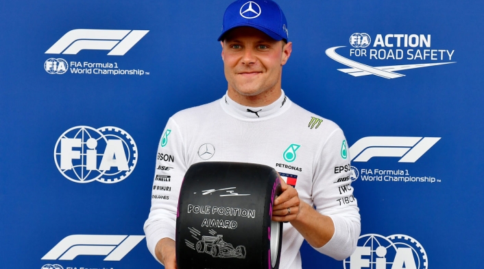 Valtteri Bottas posa con la "pole position award"