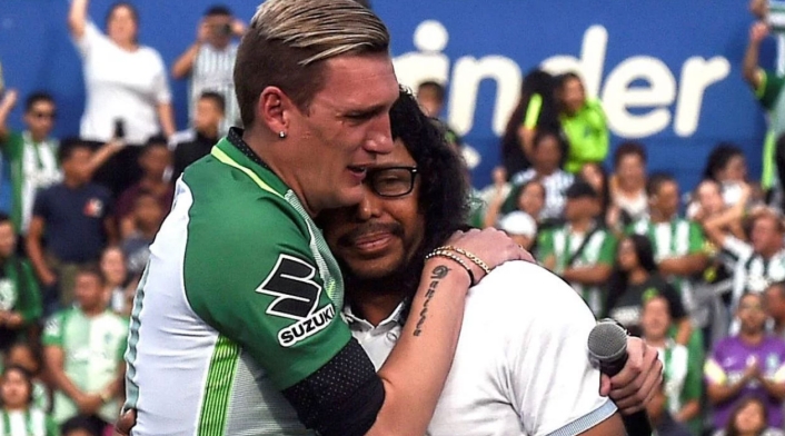 Franco Armani abrazando a René Higuita