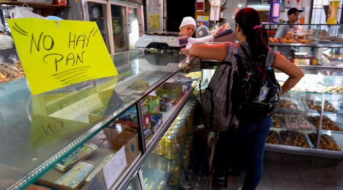 "No hay pan", dice un letrero en una panadería en Caracas.