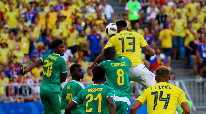 Yerry Mina remata de cabeza para el gol de Colombia ante Senegal