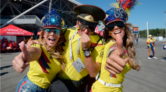 Hinchas de Colombia animar antes del partido frente a Senegal
