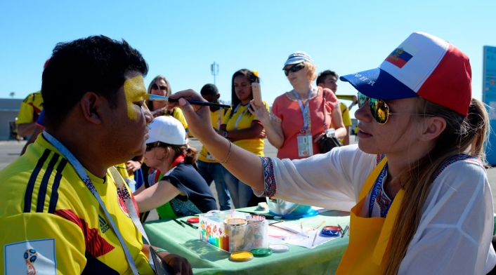 Hinchas de Colombia animar antes del partido frente a Senegal