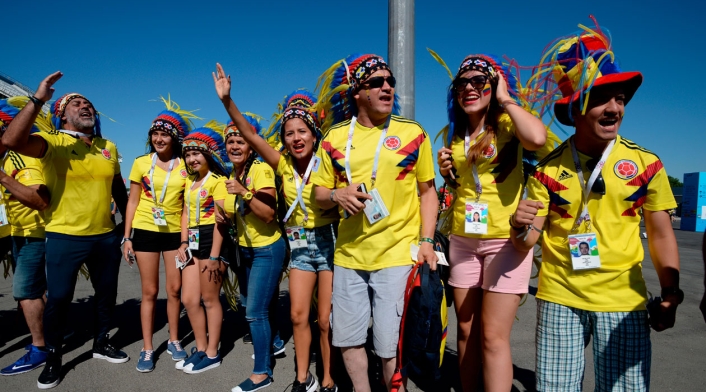 Hinchas de Colombia animar antes del partido frente a Senegal