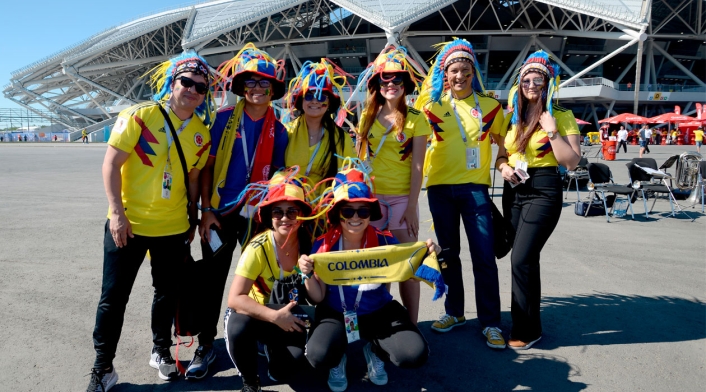 Hinchas de Colombia animar antes del partido frente a Senegal