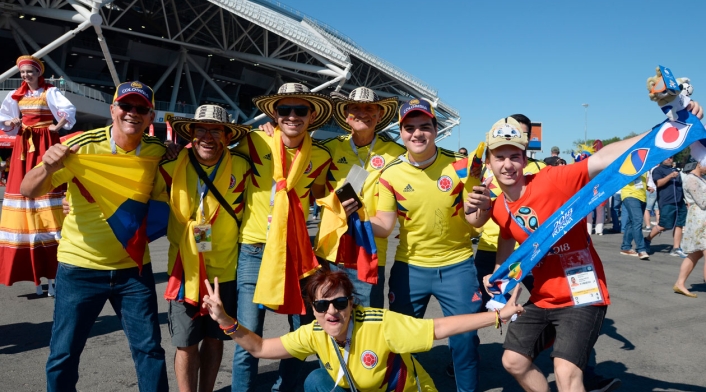 Hinchas de Colombia animar antes del partido frente a Senegal