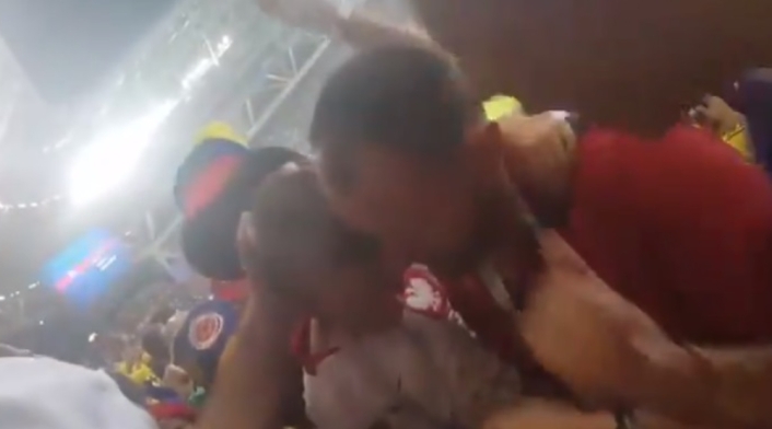Hinchas colombianos animan a niño de Polonia