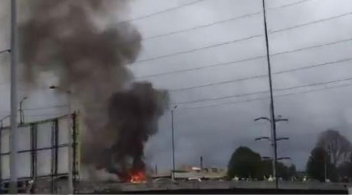 Taxi incinerado en Bogotá Taxi incinerado en Bogotá
