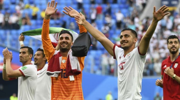 Los jugadores de Irán saludando al público Los jugadores de Irán saludando al público