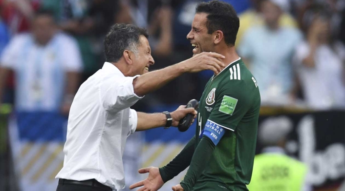 Juan Carlos Osorio celebrando el triunfo de México sobre Alemania
