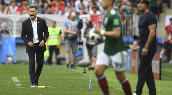Juan Carlos Osorio a pie de césped en el Alemania vs México