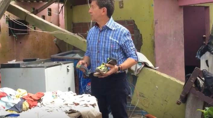 Luis Pérez en una de las viviendas destruidas