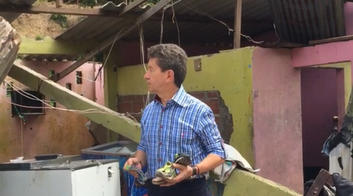 Imagen suministrada a LA FM El gobernador Luis Pérez en una de las viviendas destruidas