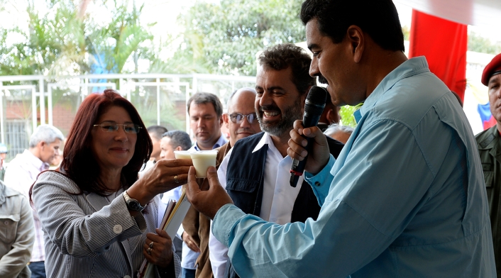 Nicolás Maduro y su esposa Cilia Flores tomando leche, durante un programa de televisión hecho en Caracas el 16 de octubre de 2013