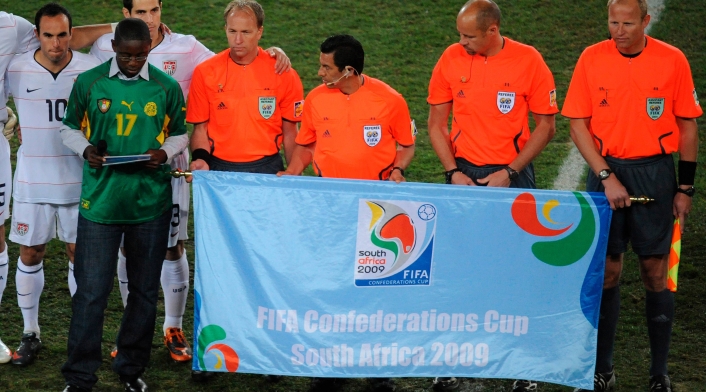 Marc Foé (con el 17 de su padre) durante un homenaje a Marc-Vivien Foé, el 298 de junio de 2009 en Johannesburgo (Sudáfrica)