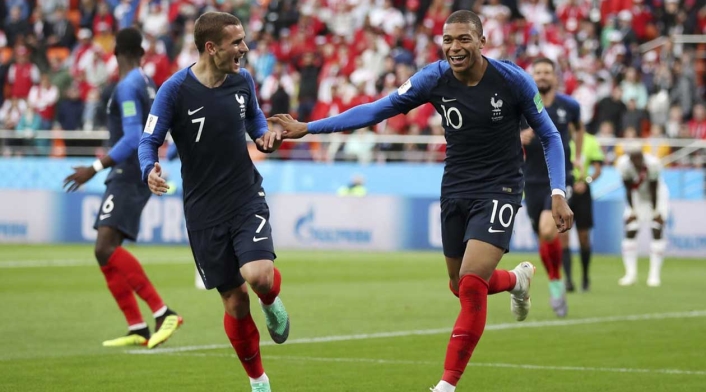 Kylian Mbappé junto a Antoine Griezmann