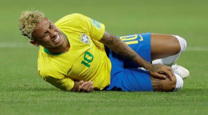 Neymar tras una falta en Rusia 2018