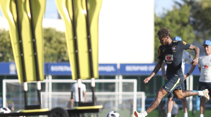 Neymar durante un entrenamiento con Brasil