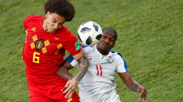 Axel Witsel y Armando Cooper disputando el balón en el Bélgica vs Panamá Axel Witsel y Armando Cooper disputando el balón en el Bélgica vs Panamá