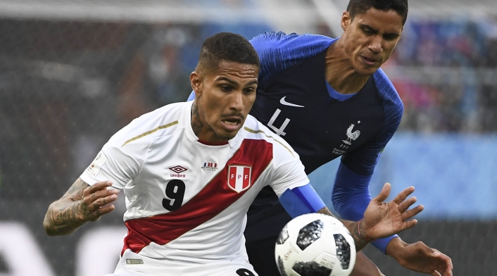 Paolo Guerrero luchando un balón ante Raphaël Varane Paolo Guerrero luchando un balón ante Raphaël Varane