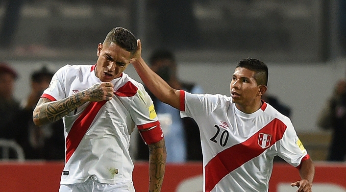 Paolo Guerrero y Edison Flores