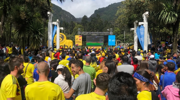Pantalla gigante parque Bogotá en el partido de la Selección Colombia