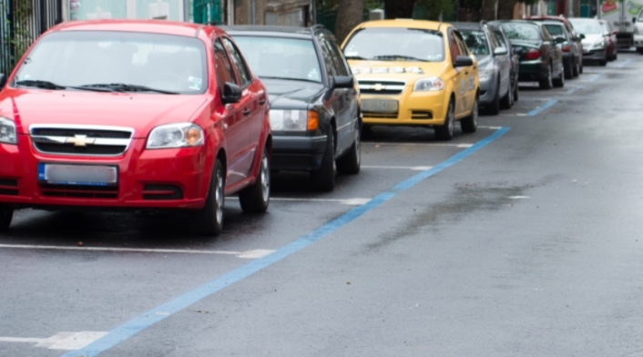 Auto estacionado en la calle