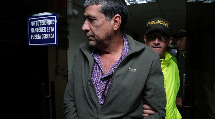 Pedro Aguilar siendo custodiado por la autoridad Pedro Aguilar siendo custodiado por la autoridad