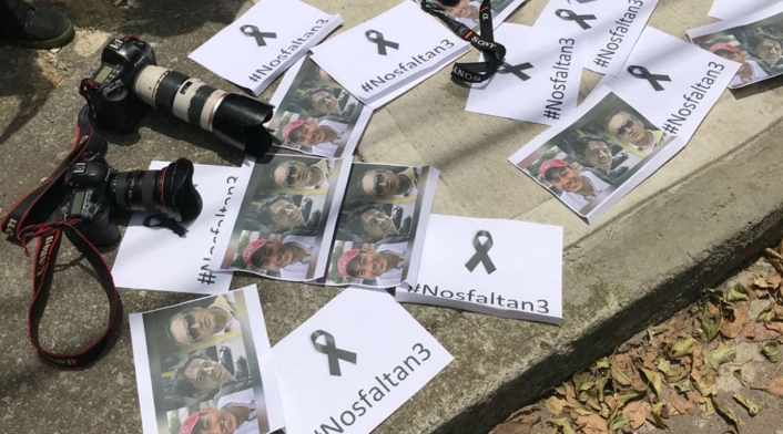 Periodistas, camarógrafos y reporteros gráficos de Bogotá realizaron un plantón en solidaridad por los periodistas ecuatorianos asesinados, el 16 de abril de 2018 en Bogotá Periodistas, camarógrafos y reporteros gráficos de Bogotá realizaron un plantón en solidaridad por los periodistas ecuatorianos asesinados, el 16 de abril de 2018 en Bogotá