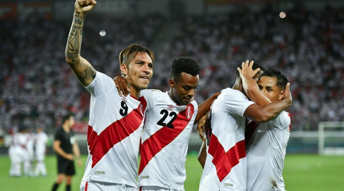 Paolo Guerrero celebra junto a sus compañeros de la Selección peruana Paolo Guerrero celebra junto a sus compañeros de la Selección peruana
