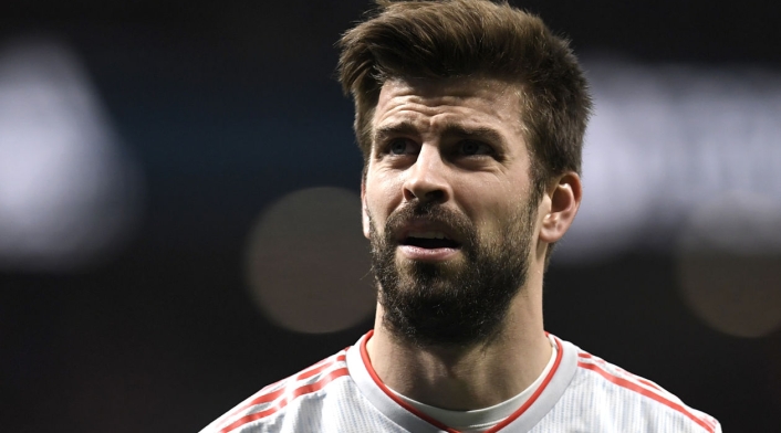 Piqué mira hacia la tribuna en el amistoso: España y Argentina en el Estadio Wanda Metropolitano