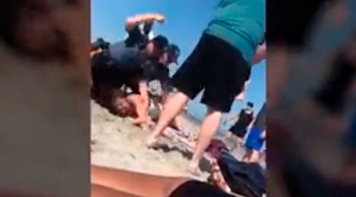Policía golpea a una joven
