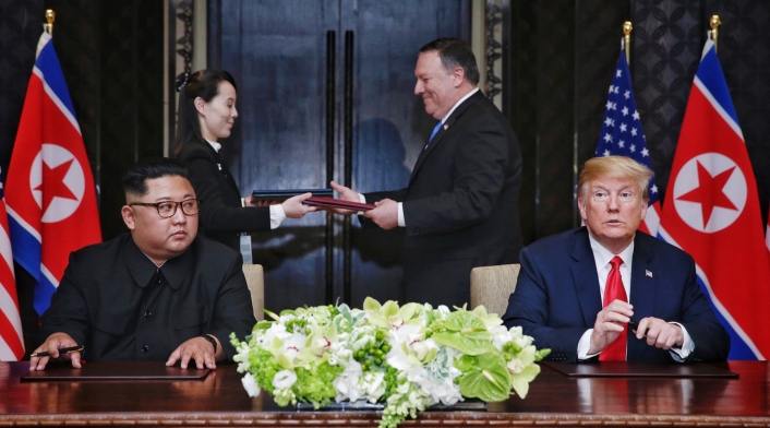 En el fondo Mike Pompeo; en la mesa Kim Jong Un y Donald Trump En el fondo Mike Pompeo; en la mesa Kim Jong Un y Donald Trump