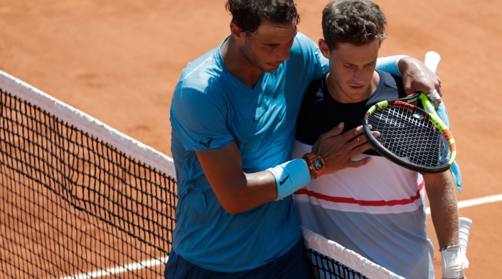 Rafa Nadal y Diego Schartzman al término del partido de Roland Garros, en París